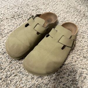 Beige/tan Birkenstock Clog